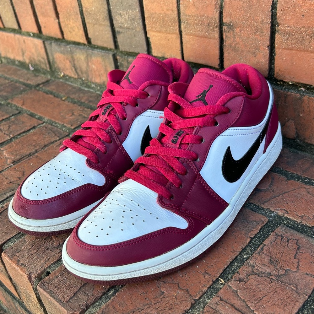 Nike  “AIR JORDAN 1 “Noble Red” Men’s size 8.5 Sneakers RARE FIND !! 💰💰